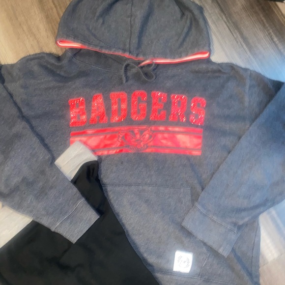 Wisconsin Badgers Hoodie and Joggers Set - Picture 2 of 13